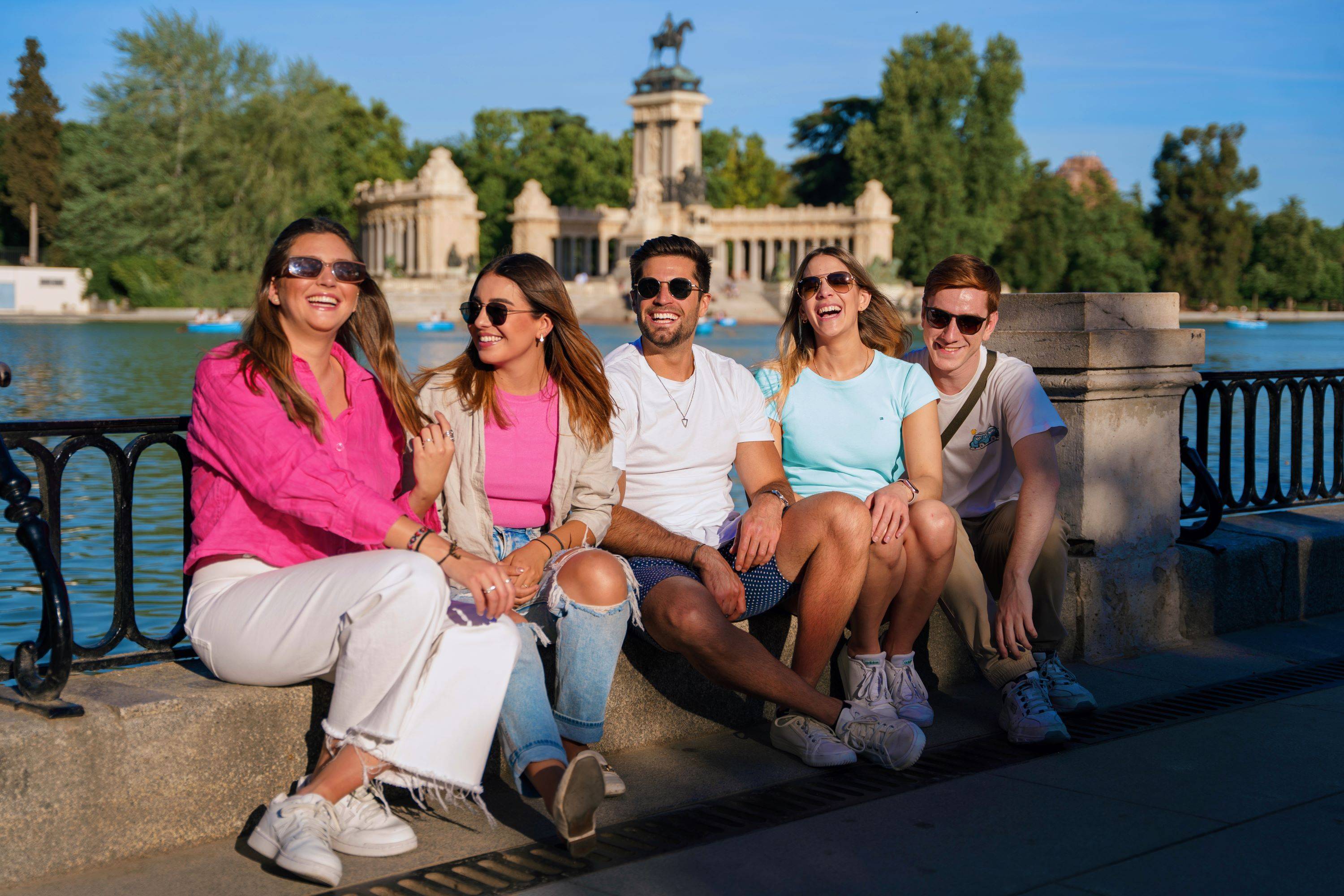 Studenti che esplorano Madrid