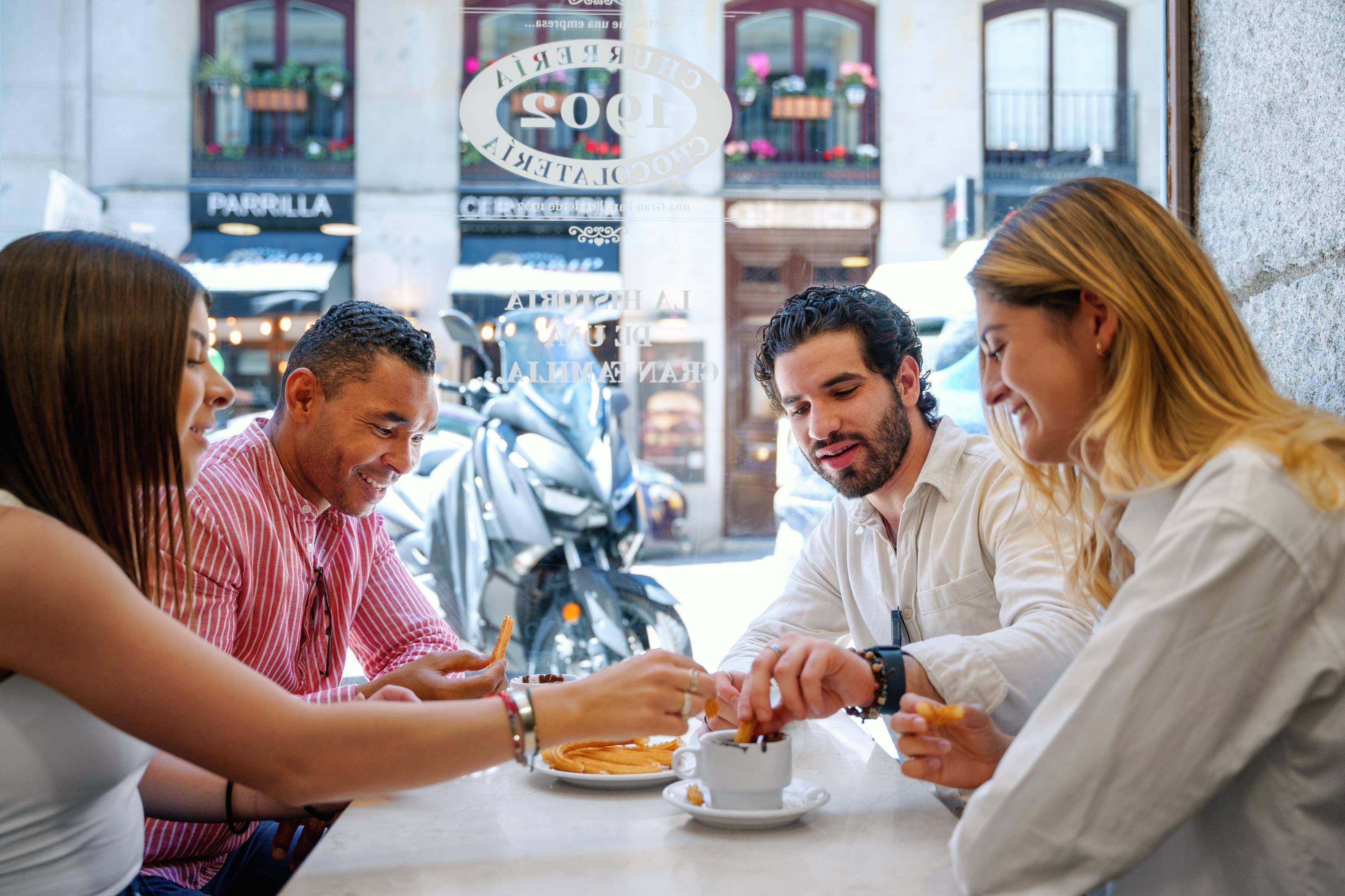 Les churros au chocolat sont un classique dans les cafés de Madrid.