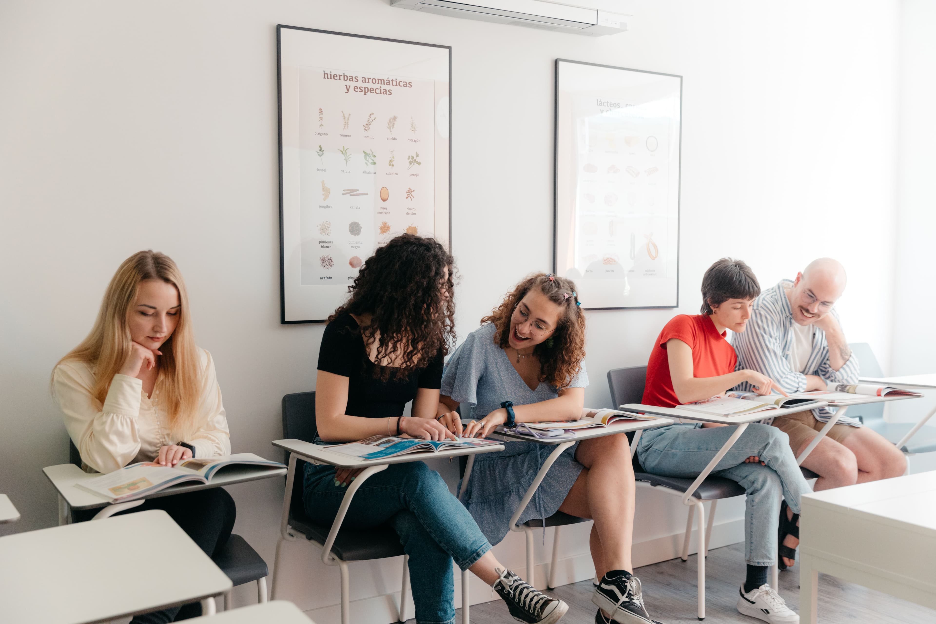 Expanish Spanish School Madrid classroom Individual seating.jpg