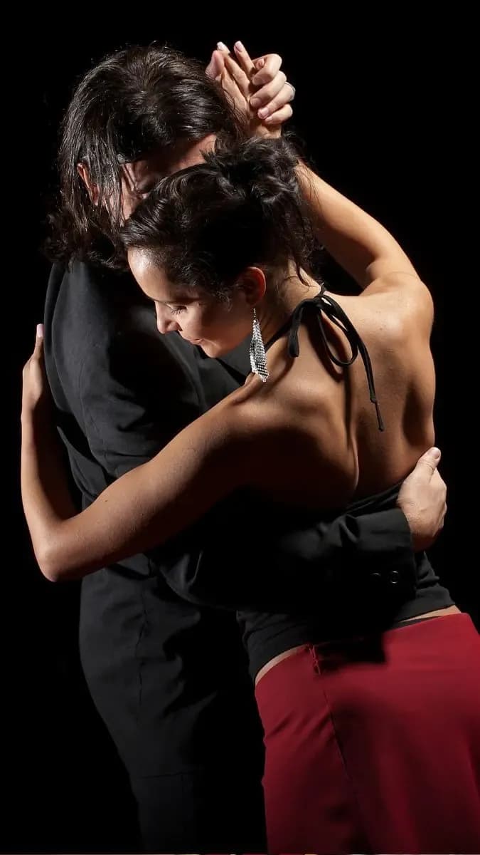 https://expanish-web-images.s3.us-east-2.amazonaws.com/bsas_tango_dancing_d378c7e2d0.webp