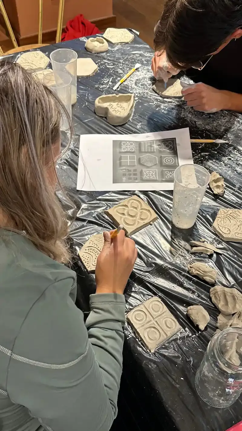 Students durent mosaics technique workshop.