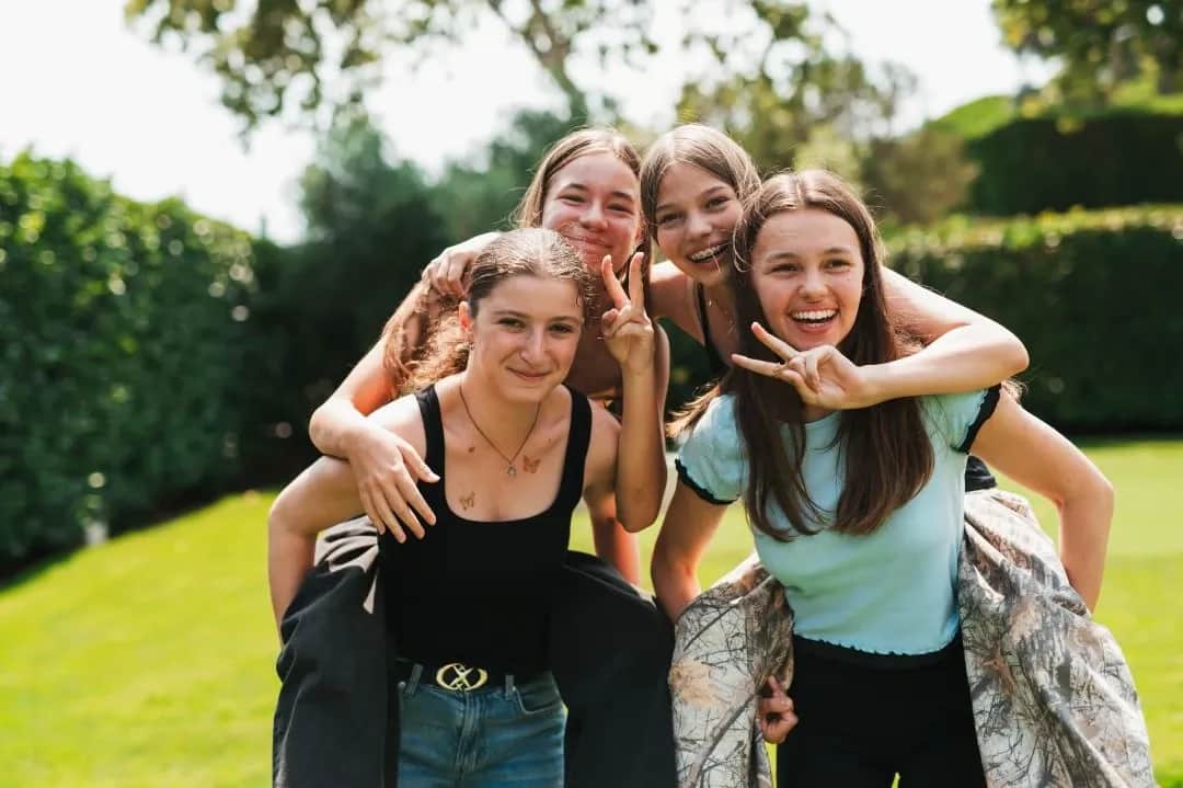 Expanish students summer friends