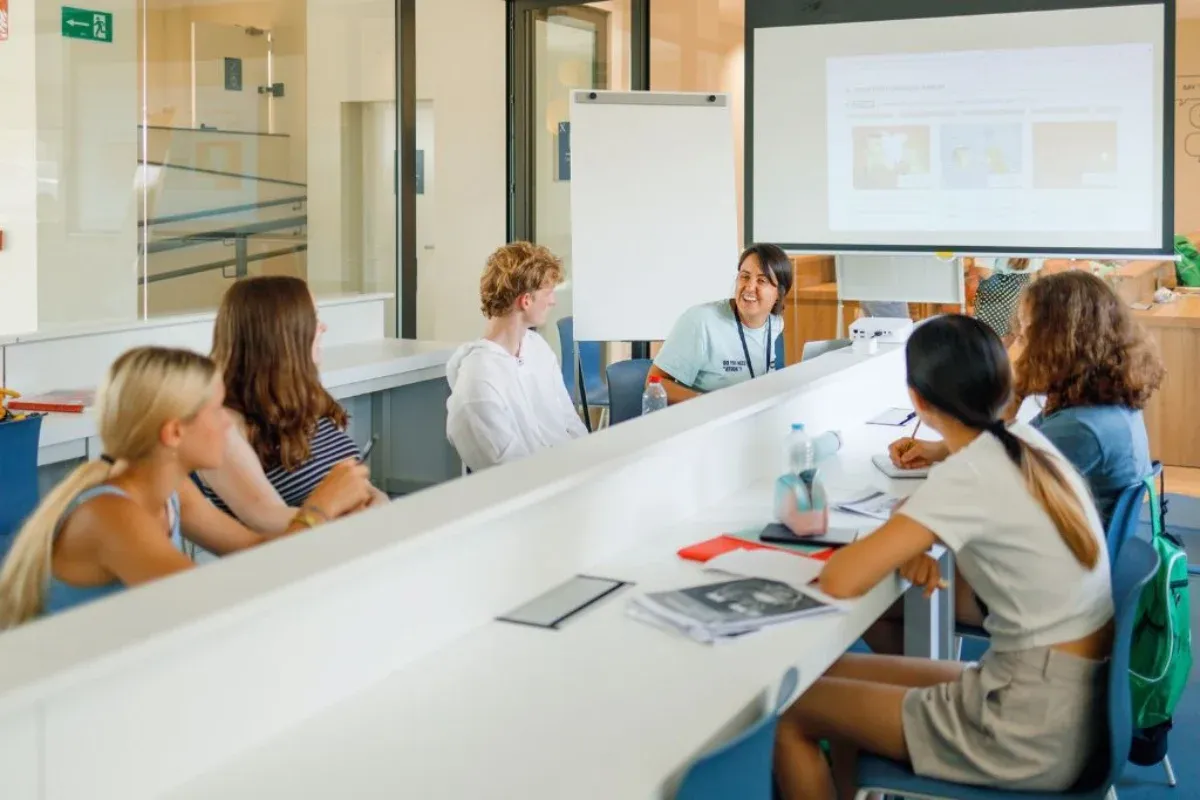 Letni program dla młodych dorosłych w Madrycie