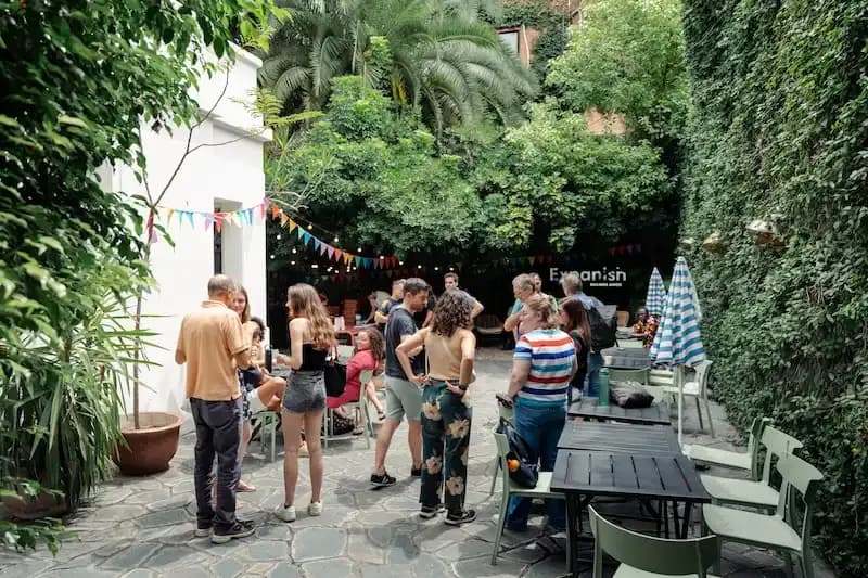 Students gathering in the outdoor courtyard at Expanish Buenos Aires