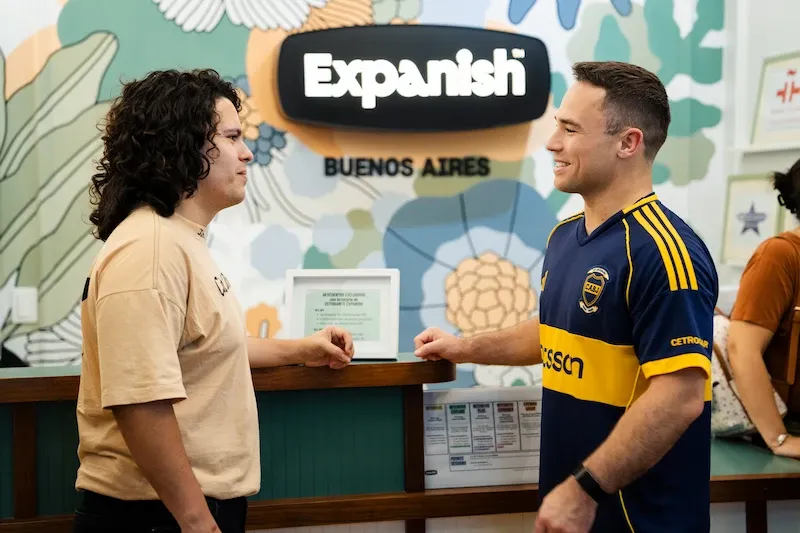 Two students talking at the reception area in Expanish Buenos Aires