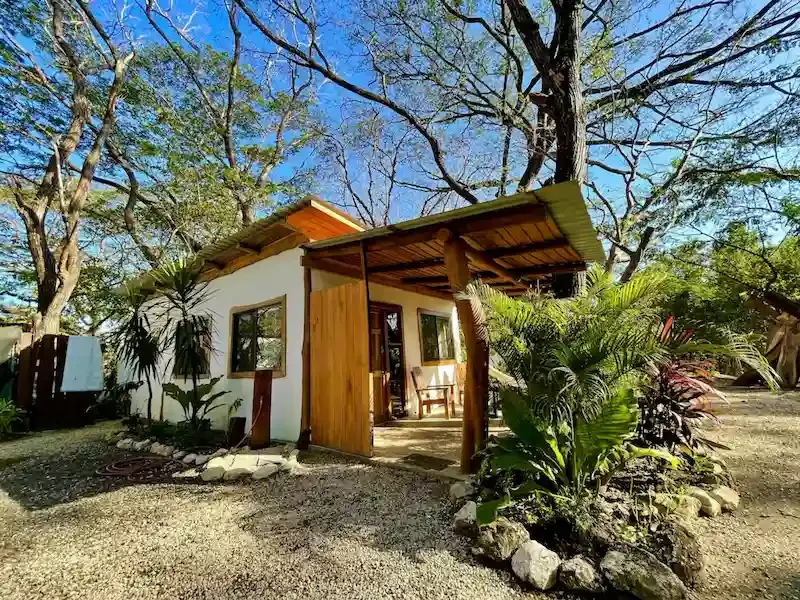 https://expanish-web-images.s3.us-east-2.amazonaws.com/expanish_costa_rica_iona_studio_exterior_28b4fe30f6.webp