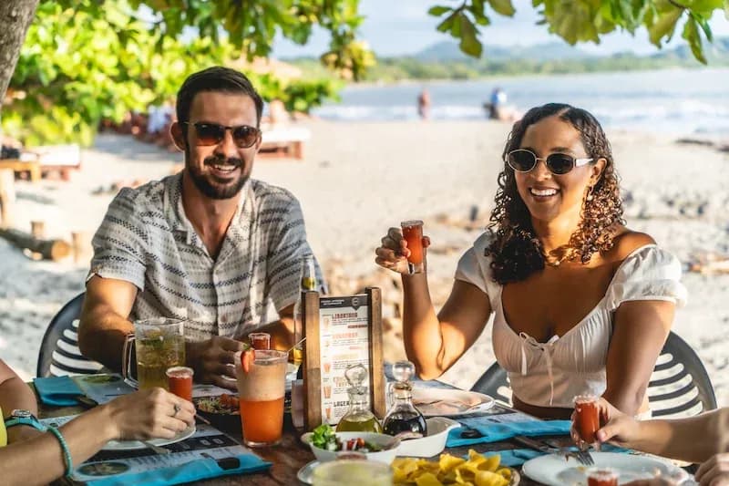 Students enjoying lunch together at a beachside restaurant in Samara